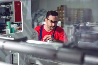 Yazdırma makinesi hazırlanıyor. Bakım mühendisi modern endüstriyel makine. 