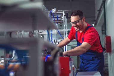 Yazdırma makinesi hazırlanıyor. Bakım mühendisi modern endüstriyel makine. 
