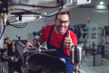 Endüstriyel bir tesiste el sıkışan bir adamın portresi.