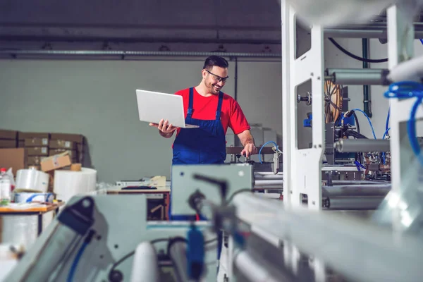 Ingeniero Industrial Con Portátil Una Fábrica Fabricación Industrial Trabajando —  Fotos de Stock