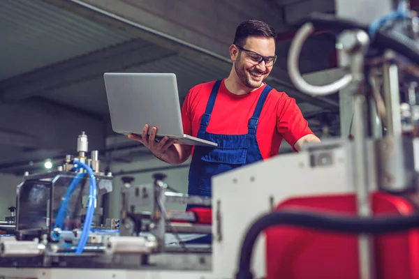 Engenheiro Industrial Com Laptop Uma Fábrica Fabricação Industrial Trabalhando — Fotografia de Stock