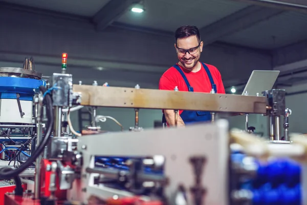 Engenheiro Industrial Com Laptop Uma Fábrica Fabricação Industrial Trabalhando — Fotografia de Stock