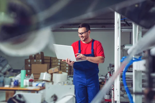 Ingeniero Industrial Con Portátil Una Fábrica Fabricación Industrial Trabajando — Foto de Stock