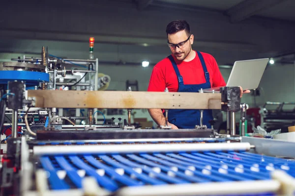 Ingeniero Industrial Con Portátil Una Fábrica Fabricación Industrial Trabajando — Foto de Stock