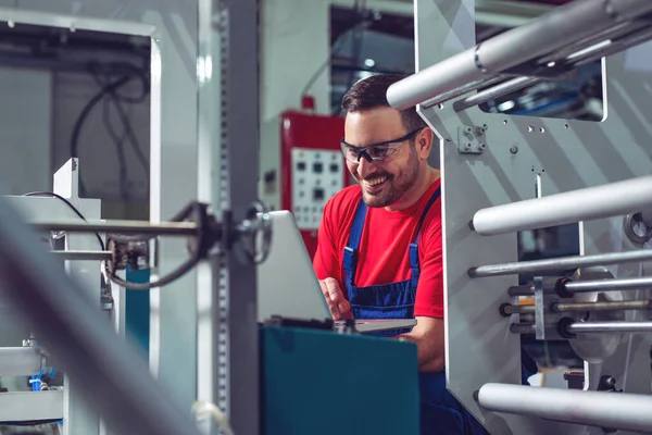 Industrieel Ingenieur Met Laptop Een Industriële Fabriek Aan Het Werk — Stockfoto