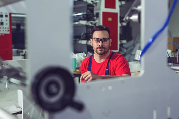 Vorbereitungsmaschine Für Den Druck Wartungsingenieur Repariert Moderne Industriemaschine — Stockfoto