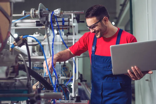 Industrieel Ingenieur Met Laptop Een Industriële Fabriek Aan Het Werk — Stockfoto