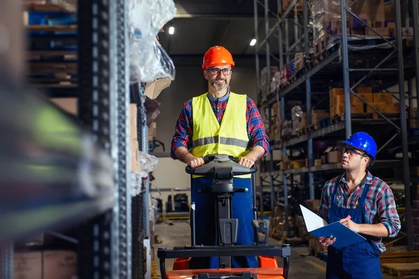 Trabalhadores Armazém Logística Lista Verificação Empilhadeira — Fotografia de Stock