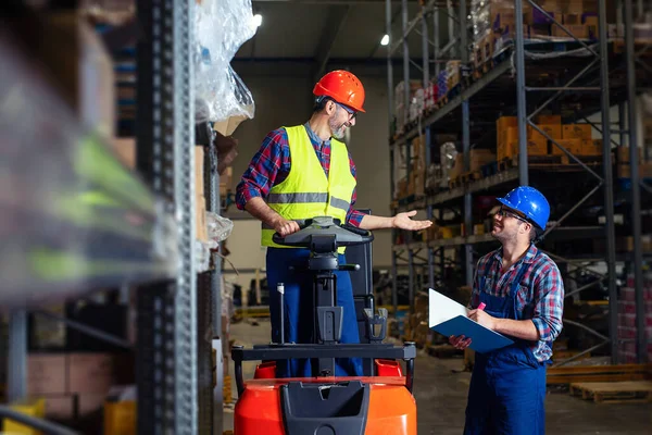 Forklift Kontrol Listesindeki Lojistik Deposunda Çalışanlar — Stok fotoğraf