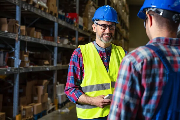 Lavorare Magazzino Dirigenti Lavoratori Controllando Inventario — Foto Stock