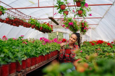 Serasında çalışan kadın çiçekçi.. 