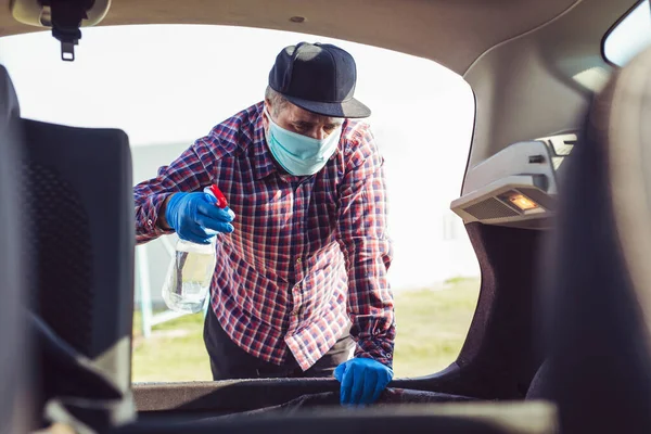 Man Med Mask Desinficera Inuti Bilen Förhindra Infektion Covid Virus — Stockfoto