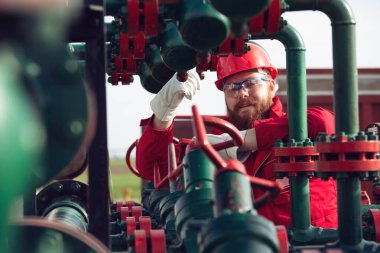 Petrol ve gaz endüstrisi işçisi. Petrol ve gaz şirketi için boru hattı ekipmanları üzerinde çalışan mühendis.