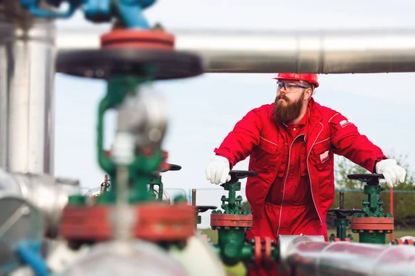 Ingenieur Wartet Ölpipeline Mit Allen Schutzausrüstungen — Stockfoto