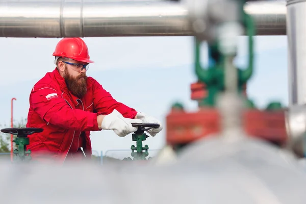 Oil Worker Turning Valve Oil Rig — Stock Photo, Image