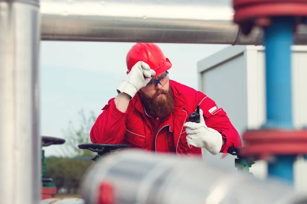 Arbeiter Auf Dem Ölfeld Erdgasspeicher Hintergrund — Stockfoto