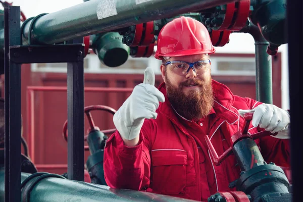 Ingenieur Mit Hut Gesicht Hinter Pipeline Maschinen Treibstoff Und Ölraffinerie — Stockfoto