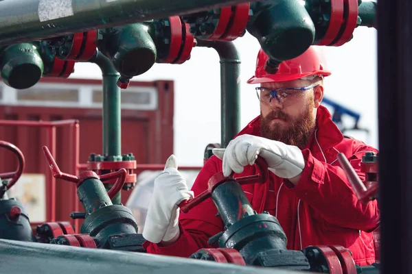 Oil Gas Industry Worker Engineer Working Pipeline Equipment Oil Gas — Stock Photo, Image