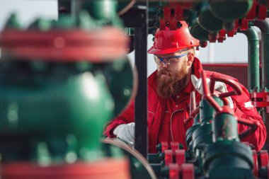 Petrol ve gaz endüstrisi işçisi. Petrol ve gaz şirketi için boru hattı ekipmanları üzerinde çalışan mühendis.