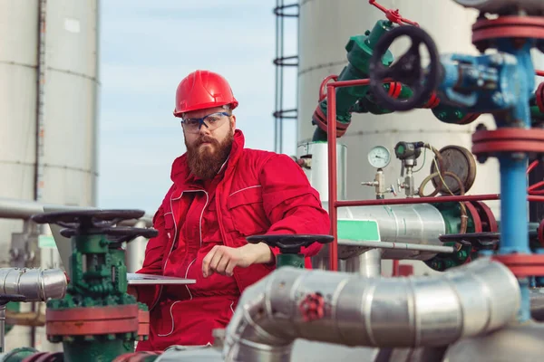 Olje Och Gasindustriarbetare Ingenjör Som Arbetar Med Rörledningsutrustning För Olje — Stockfoto