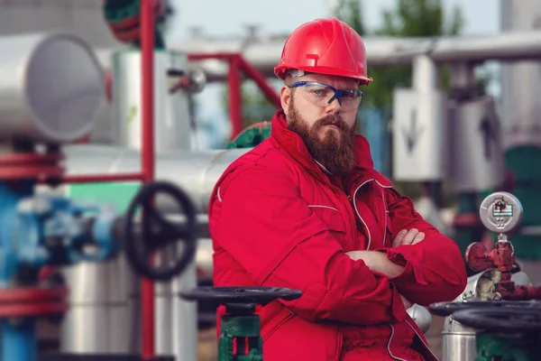 Retrato Engenheiro Frente Uma Indústria Petroquímica — Fotografia de Stock