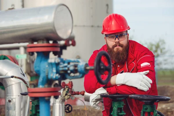 Portrét Inženýra Před Petrochemickým Průmyslem — Stock fotografie