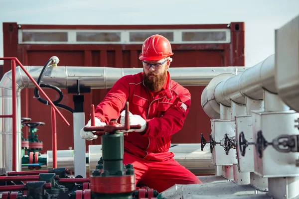 Petrol Işçisi Petrol Platformunda Vanayı Çeviriyor — Stok fotoğraf