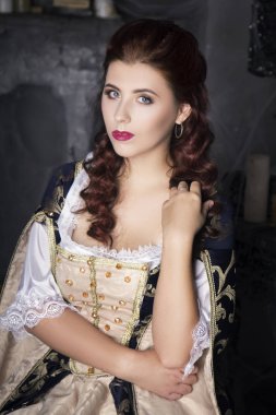 Bir tren ile eski bir elbise güzel kadın. Antika mobilyalar, tarihi vintage görüntü. Beyaz deri, kırmızı dudaklar ve güzel dalgalı saçlı kızla. 