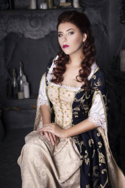 Bir tren ile eski bir elbise güzel kadın. Antika mobilyalar, tarihi vintage görüntü. Beyaz deri, kırmızı dudaklar ve güzel dalgalı saçlı kızla. 