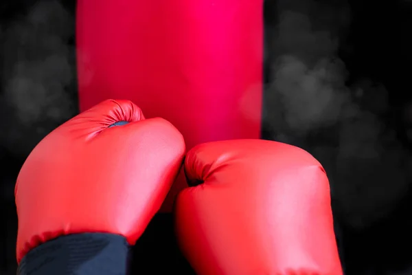 Des Gants Boxe Rouges Ont Heurté Sac Boxe Entraînement Boxeur — Photo