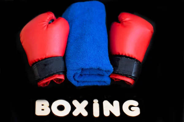 Gants Boxe Rouges Une Serviette Inscription Des Lettres Bois Boxe — Photo