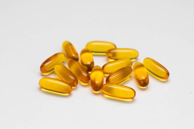 Beyaz arka planda balık yağlı kapsüller, üst manzara. D vitamini kullanımı, omega-3.