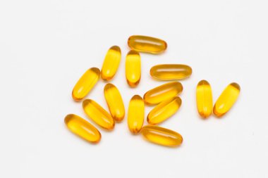 Beyaz arka planda balık yağlı kapsüller, üst manzara. D vitamini kullanımı, omega-3.