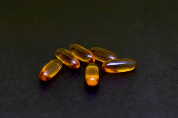 Siyah Arka Planda Balık Yağı Olan Kapsüller Vitamini Kullanımı Omega — Stok fotoğraf