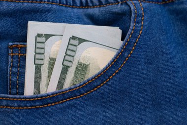 Banknotlar kot cebinde. Nakit ödeme, alışverişler. Fotoğraf.