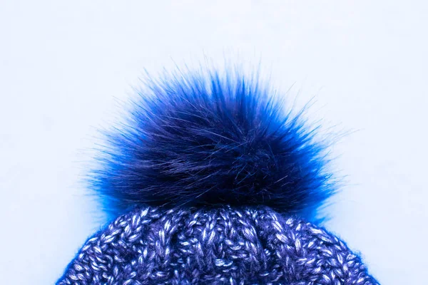Μπλε Αφράτο Μπούμπο Ένα Πλεκτό Ζεστό Καπέλο — Φωτογραφία Αρχείου