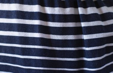 Çizgili kumaş dokusu. Pamuk kumaş, mavi ve beyaz çizgiler.