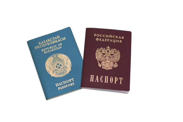 Beyaz arka planda Rusya ve Kazakistan pasaportları. Komşu ülkelerin belgeleri.