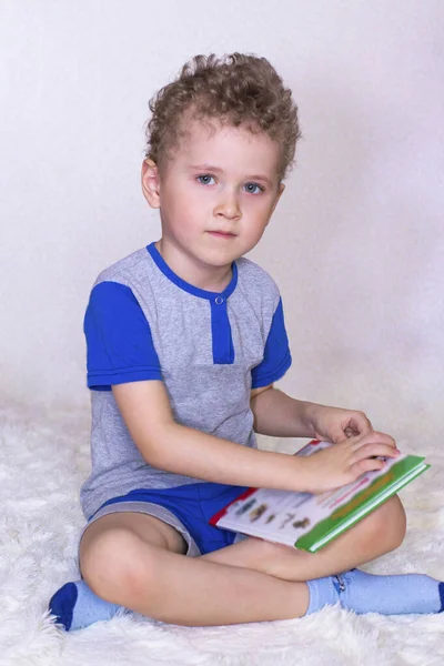 Küçük Çocuk Bir Kitap Okuyor Çocuk Kitabı Günü Okumaya Giriş — Stok fotoğraf