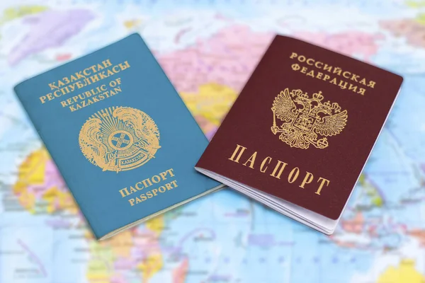 Passaporti Della Russia Kazakistan Sullo Sfondo Della Mappa Viaggiare Documenti — Foto Stock