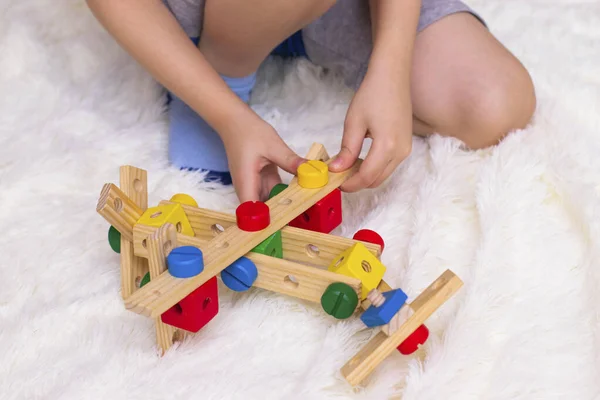 Niño Pequeño Sienta Suelo Recoge Avión Constructor Madera Una Foto — Foto de Stock