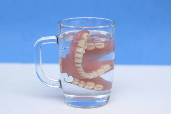 Dentures Glass Glass Water Use Dentures Problems Teeth Photo — Stock Photo, Image