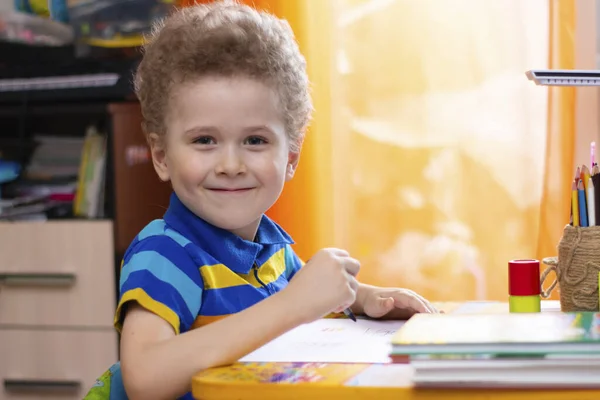 Little Boy Draws Table Child Activities Home Training Photo — Stock Photo, Image