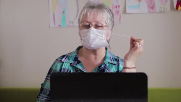 Mujer Mayor Con Máscara Médica Protectora Portátil Mujer Hablando Internet — Vídeo de stock