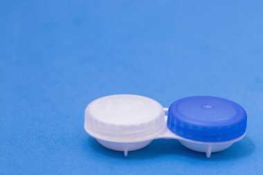 Mavi arkaplandaki kontak lens kutusu. Görüntü düzeltmesi için kontakt lensleri, metin için yer, kopyalama alanı, fotoğraf