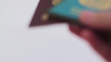 Rusya ve Kazakistan pasaportları, sınır ülkeleri. El, pasaportları masaya koyar.