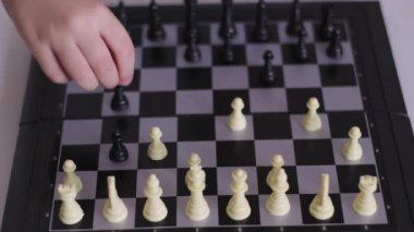 Çocuk satranç oynamayı öğreniyor. Çocuğun zihinsel gelişimi