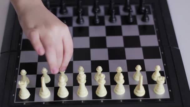 Das Kind Lernt Schach Spielen Geistige Entwicklung Des Kindes — Stockvideo