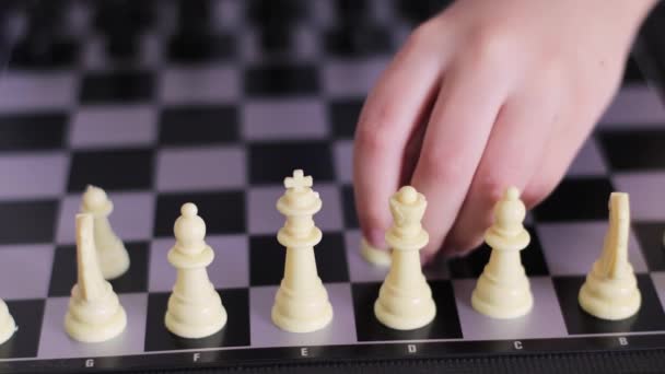 Ένα Παιδί Βάζει Σκάκι Μια Σκακιέρα Ψυχική Ανάπτυξη Των Παιδιών — Αρχείο Βίντεο