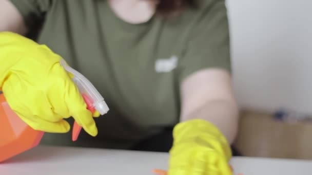 Kobieta Gumowych Rękawiczkach Przeciera Powierzchnię Mebli Środkiem Dezynfekującym Dezynfekcja Powierzchni — Wideo stockowe